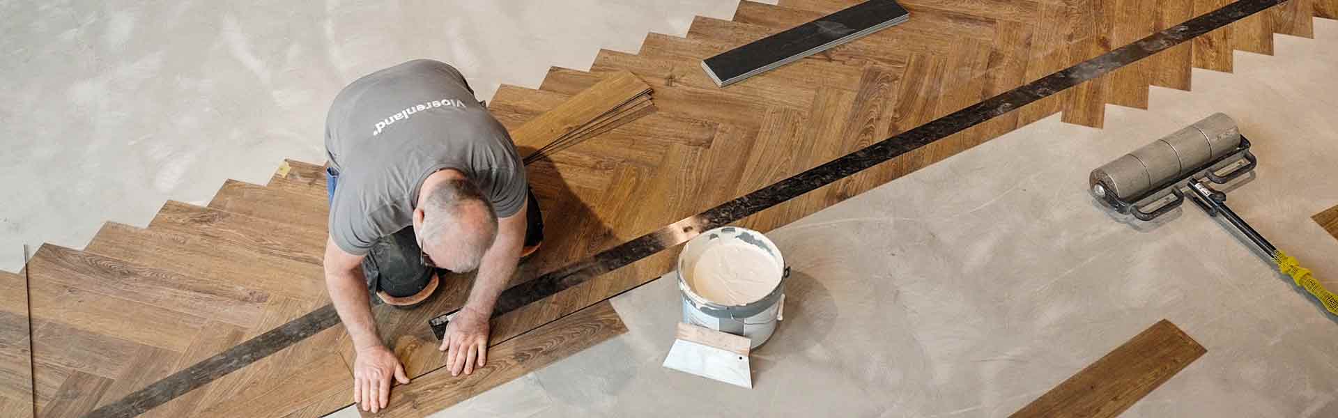 Vakman van Vloerenland legt PVC vloer vakkundig